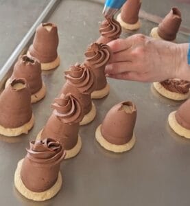 Výroba tradiční likérové špičky během dvoudenního cukrářského kurzu.