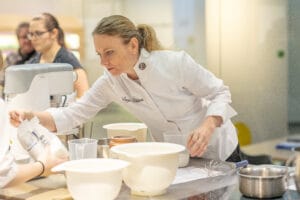 Lucie Průšová při výuce na kurzu moderních dezertů